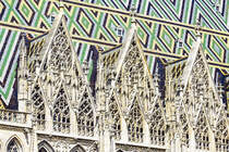 Westansicht vom Wiener Stephansdom mit dem Zickzackmuster des Daches. Aufnahme: 18. Mai 2024.