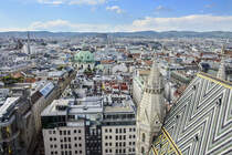 Blick vom Sdturm des Stephansdoms ber das Stadtzentrum von Wien. Rechts ist ein Teil des Daches des Stephansdoms zu sehen. Aufnahme: 18. Mai 2024.