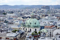 Blick vom Sdturm des Stephansdoms ber das Stadtzentrum von Wien. Im Vordergrund ist die Kuppel des Petersdoms zu sehen. Aufnahme: 18. Mai 2024.