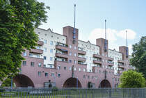 Der Karl-Marx-Hof in Wien wurde im Sinne der neuen Sachlichkeit in Art dco gebaut. Er ist ein reiner Ziegelbau. Diese Methode wurde bewusst gewhlt, weil damit sehr viele Arbeitspltze verbunden waren. Aufnahme: 19. Mai 2024.