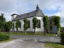 Hellinghausen, Pfarrkirche St. Clemens, verputzte nachgotische Saalkirche (11.06.2024)