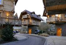 Seelbach im Schuttertal/mittlerer Schwarzwald, neu erbautes Feriendorf aus 10 kreisfrmig angeordneten Baumhusern, Jan.2024