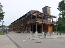 Bad Sassendorf, Gradierwerk im Kurpark. Die Wandelgnge fhren ber drei Ebenen.  Ein Aufzug fhrt bis zur Aussichtsplattform im zweiten Obergeschoss, dort gibt es einen fantastischer Blick ber den Kurpark (10.06.2024)