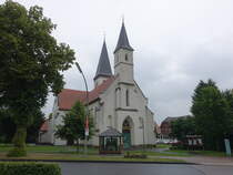 Benteler, Pfarrkirche St. Antonius, erbaut von 1856 bis 1859, Saalkirche mit Westturm, neugotisches Querschiff erbaut von 1912 bis 1914  (10.06.2024)