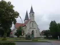 Benteler, Pfarrkirche St. Antonius, erbaut von 1856 bis 1859, Saalkirche mit Westturm, neugotisches Querschiff erbaut von 1912 bis 1914  (10.06.2024)