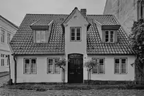 Dieses kleine Stadthaus war in der N�he der Johanniskirche zu sehen. (Flensburg, Juni 2024)