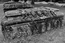 Diese drei Steinsrge auf dem Flensburger Museumsberg stammen aus der Eisenzeit und sind etwa 2.500 Jahre alt. (Juni 2024)