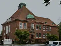 Die ehemalige Hebbelschule ist in den Jahren zwischen 1912 und 1913 im Stil der Heimatschutzarchitektur entstanden und dient heute als Haus B der Auguste-Viktoria-Schule. (Flensburg, Juni 2024)