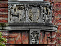 Im Bild das Relief ber dem Eingangsbereich der in den Jahren 1912 bis 1913 erbauten Hebbelschule. (Flensburg, Juni 2024)