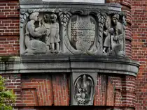 Im Bild das Relief �ber dem Eingangsbereich der in den Jahren 1912 bis 1913 erbauten Hebbelschule. (Flensburg, Juni 2024)