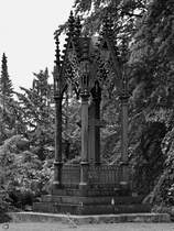 Dieser gusseiserne Baldachin im neugotischen Stil fr den erfolgreichen Kaufmann und Reeder Andreas Christiansen (1743-1811) befindet sich auf dem Alten Friedhof von Flensburg. (Juni 2024)