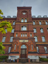 Das im Jahr 1879 im gotischen Stil erbaute Gerichtsgebude beherbergt heute das Amts- und Landgericht in Flensburg. (Juni 2024)