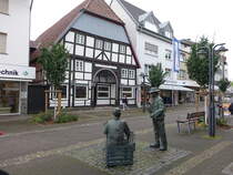 Geseke, Skulpturengruppe und Huser in der Bachstrae (10.06.2024)