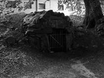 Die Mumiengrotte im Flensburger Christiansenpark wurde um etwa 1800 angelegt. (Juni 2024)