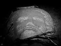 Faszinierend und schaurig zugleich empfand ich diesen altertmlichen phnizischen Sarkophag, welcher wahrscheinlich einem phnizischen Seefahrer als Grab diente. (Mumiengrotte Flensburg, Juni 2024)