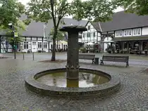 Langenberg, Brunnen und alte K�sterei am Kirchplatz (10.06.2024)