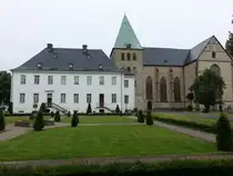 Liesborn, Kloster und Klosterkirche St. Cosmas und Damian, Kirche erbaut von 1441 bis 1465, Querschiff erbaut von 1499 bis 1503, Klostergeb�ude erbaut ab 1735 durch Michael Spanner (10.06.2024)