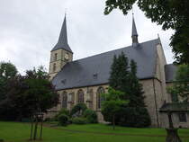 Strmede, Pfarrkirche St. Pankratius, romanischer Chor aus dem 13. Jahrhundert, sptgotisches Langhaus erbaut 1521, westliche Erweiterung mit Turm von 1870 bis 1873 (10.06.2024)