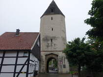 Stromberg, Burgplatz mit Paulusturm, erbaut im 14. Jahrhundert (10.06.2024)