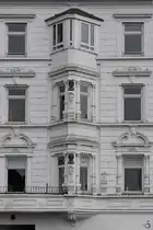 Im Bild der hervorstehende Erker eines Stadthauses. (Flensburg, Juni 2024)