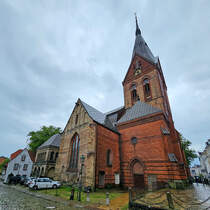 Nach der Zerstrung der Vorgngerkirche wurde im Jahr 1284 mit dem Neubau der heute evangelisch-lutherischen St.-Marien-Kirche begonnen. Sie gehrt zu den grten und bedeutendsten Kirchen in Flensburg. (Juni 2024)