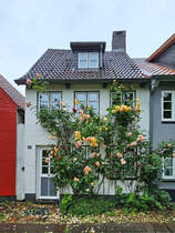 Dieses kleine Stadthaus war in der Nhe der Johanniskirche zu sehen. (Flensburg, Juni 2024)