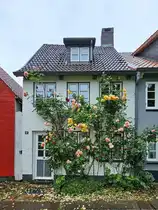 Dieses kleine Stadthaus war in der N�he der Johanniskirche zu sehen. (Flensburg, Juni 2024)