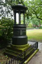 Dieser kleiner, gusseiserne Rundtempel befindet sich auf dem Alten Friedhof von Flensburg. (Juni 2024)