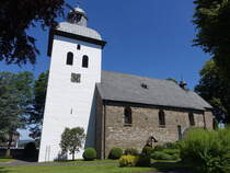 Affeln, romanische Pfarrkirche St. Lambertus, erbaut im 13. Jahrhundert (09.06.2024)