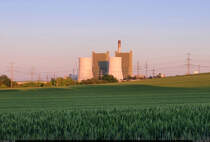 Markantes Wahrzeichen des Mitteldeutschen Braunkohlereviers: das Kraftwerk Schkopau, frher und noch im Volksmund  Buna-Werke  genannt. Gesehen vom Kirschberg bei Rattmannsdorf (Hohenweiden). Normalerweise steigen aus den beiden Kraftwerksblcken Wolken auf, so aber nicht an diesem ohnehin klaren Tag.

🕓 14.5.2024 | 20:33 Uhr