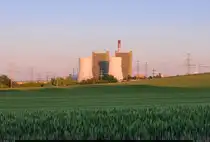 Markantes Wahrzeichen des Mitteldeutschen Braunkohlereviers: das Kraftwerk Schkopau, fr�her und noch im Volksmund  Buna-Werke  genannt. Gesehen vom Kirschberg bei Rattmannsdorf (Hohenweiden). Normalerweise steigen aus den beiden Kraftwerksbl�cken Wolken auf, so aber nicht an diesem ohnehin klaren Tag.

🕓 14.5.2024 | 20:33 Uhr