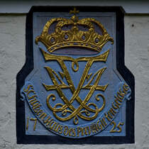  Schtzenhaus des previligirten Gelages  steht am Gebude des Dnischen Schulvereins fr Sdschleswig e. V., so gesehen Anfang Juni 2024 in Flensburg.