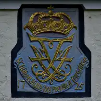  Sch�tzenhaus des previligirten Gelages  steht am Geb�ude des D�nischen Schulvereins f�r S�dschleswig e. V., so gesehen Anfang Juni 2024 in Flensburg.