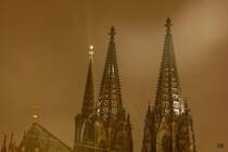 die Spitzen des Klner Doms bei Nacht, Januar 2023.