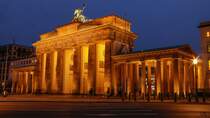 Brandenburger Tor im Abendlicht & blauer Stunde in Berlin, November 2017