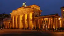 Brandenburger Tor im Abendlicht & blauer Stunde in Berlin, November 2017