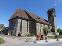 Garbeck, Pfarrkirche Hl. drei K�nige, erbaut von 1867 bis 1875 durch den Di�zesanbaumeister Arnold G�ldenpfennig, Neubau von 1952 bis 1953 durch den Architekten Kurt Matern (09.06.2024)