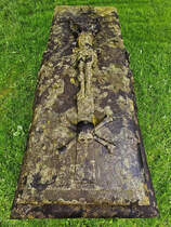 Im Bild einer der drei aus der Eisenzeit stammenden und etwa 2.500 Jahre alten Steinsrge auf dem Flensburger Museumsberg. (Juni 2024)