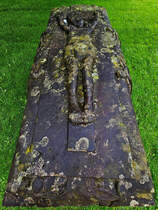 Einer der drei Sandsteinsrge, welche 1952 bei Ausgrabungen in Flensburg entdeckt wurden. (Juni 2024)