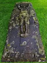 Einer der drei Sandsteins�rge, welche 1952 bei Ausgrabungen in Flensburg entdeckt wurden. (Juni 2024)