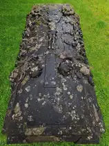 Hier zu sehen einer der drei aus der Eisenzeit stammenden und etwa 2.500 Jahre alten Steins�rge, welche 1952 bei Ausgrabungen in Flensburg entdeckt wurden. (Juni 2024)