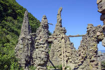 Arx ist eine 1991 begonnene Skulptur an der Kste der selbsternannten Mikronation Ladonia im Naturschutzgebiet Kullaberg in Skne, Schweden, in der Nhe der Skulptur Nimis. Die vom Knstler Lars Vilks geschaffene Skulptur besteht aus 150 Tonnen Stein und Beton. Aufnahme: 26. Juni 2024.