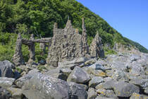 Arx ist ein Kunstwerk auf der sdscwedischen halbinsel Kullen in Form einer Skulptur aus mit Beton zusammengehaltenen Steinen. Der schwedische Knstler Lars Vilks rief die Mikronation Ladonien 1996 nach einem jahrelangen Gerichtsstreit mit den rtlichen Behrden ber zwei von ihm errichtete grere Skulpturen in einem Naturschutzgebiet aus. Die Behrden wollten die Kunstwerke wegen fehlender Baugenehmigung abreien lassen, wozu es allerdings nie gekommen ist. Aufnahme: 26. Juni 2024.