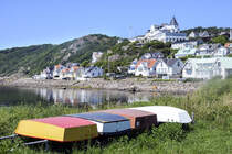 Der kleine Ort Mlle im sdschwedischen Provinz Skne. Die Lage am Kattegat am Eingang zur Bucht des Sklderviken bewirkte, dass der Ort schon frh touristisch erschlossen wurde. Aufnahme: 26. Juni 2024.