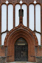 Im Bild der Haupteingang der von 1903 bis 1907 erbauten evangelisch-lutherischen Kirche St. Jrgen-Kirche. (Flensburg, Juni 2024)