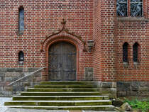 Im Bild ein Nebeneingang der von 1903 bis 1907 erbauten evangelisch-lutherischen Kirche St. Jrgen-Kirche. (Flensburg, Juni 2024)