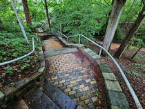 Treppengewirr in Flensburg, stelle ich mir  besoffen im Dunkeln  ziemlich halsbrecherisch vor. (Juni 2024)