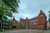 Die Marien-Schule wurde von 1887 bis 1889 im neugotischen Stil errichtet und diente ursprnglich als Mdchenschule. (Flensburg, Juni 2024)