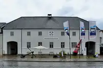 Das 1842/1943 erbaute ehemalige Zollpackhaus an der Schiffbr�cke beherbergt seit 1984 das Flensburger Schifffahrtsmuseum. (Juni 2024)