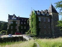 Wasserschlo Hllinghofen, erbaut ab 1765,  Umbau im Jahr 1865 im historistisch-romanischen Stil (08.06.2024)